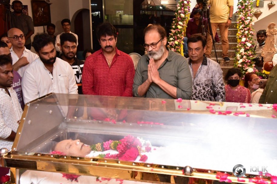 Celebrities-pay-homage-to-superstar-Krishna